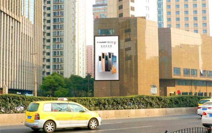 上海建国宾馆西北角北侧墙面大牌