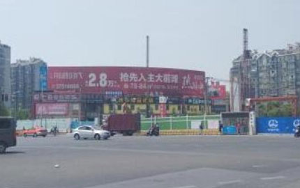 上海浦东新区周浦年家浜路西侧沪南公路北侧商铺东南角楼顶大牌