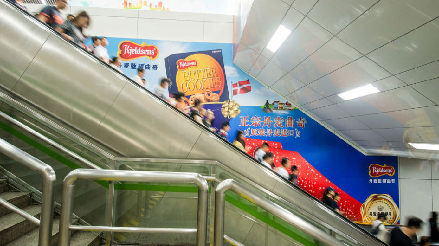 地铁楼梯贴广告发布案例-人民广场