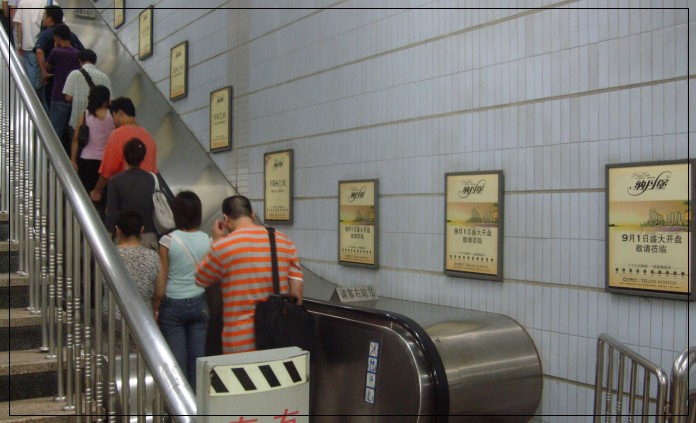 地铁扶梯广告优势