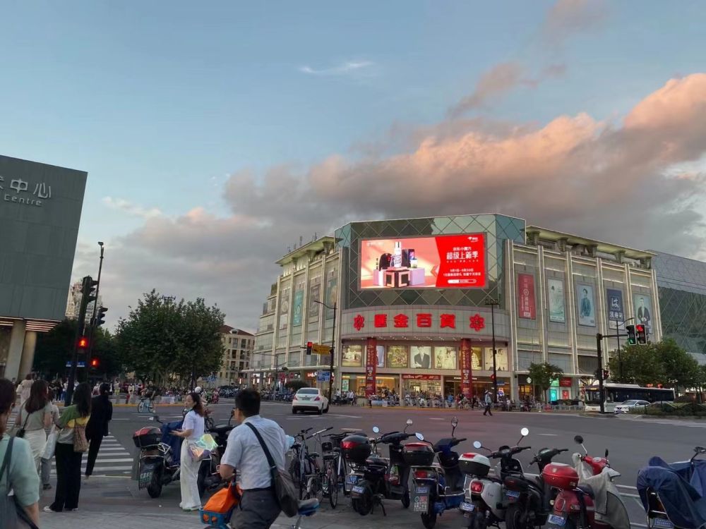 上海汇金百货天山店墙面LED广告位