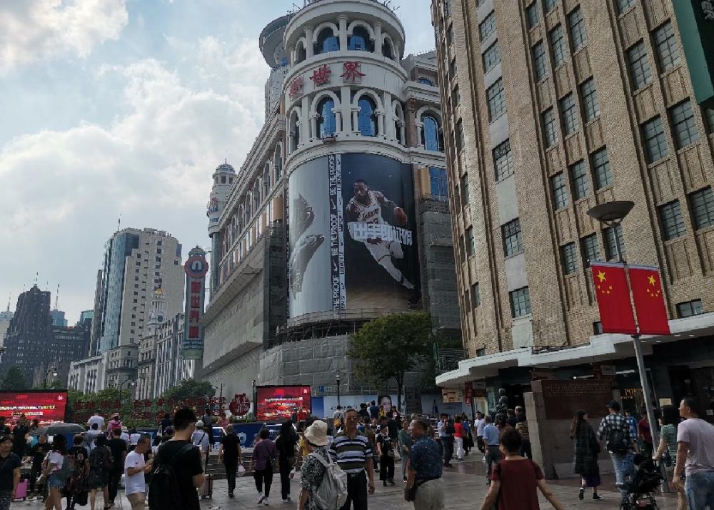上海南京路新世界商厦墙面大牌广告
